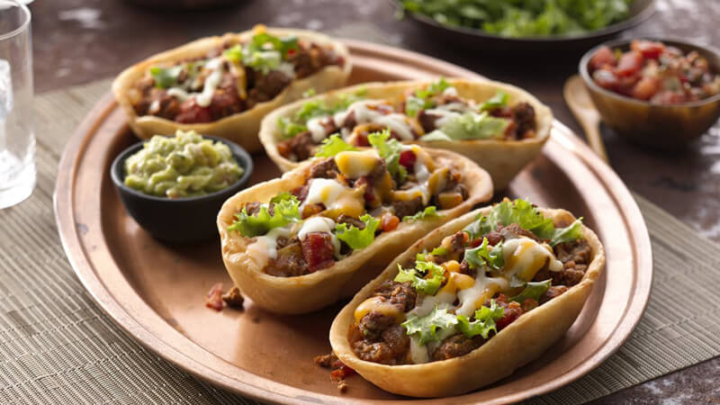 Chimichanga de boeuf dans des bols de tortilla