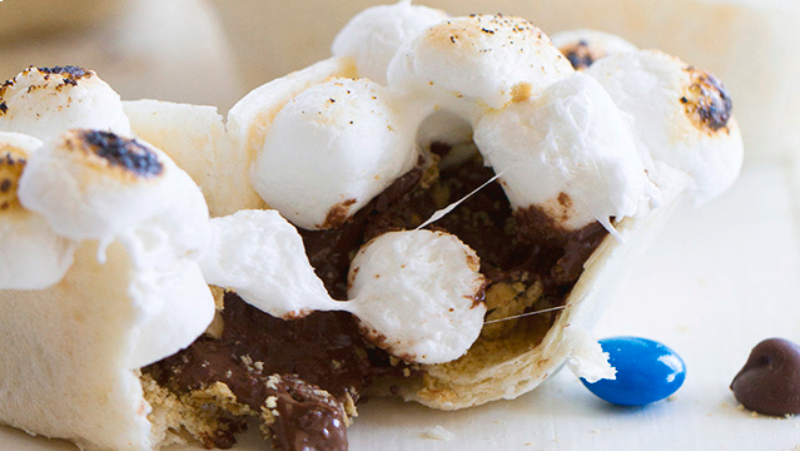 Mini bol de tortilla tendre Old El Paso rempli de smores et de guimauves grillées
