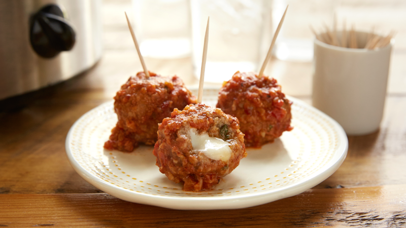 Boulettes de viande au fromage dans une sauce tomate piquante à la mijoteuse